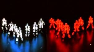 Aksi Robot Dansa Berkostum Kelap-Kelip Bikin Netizen Terpesona